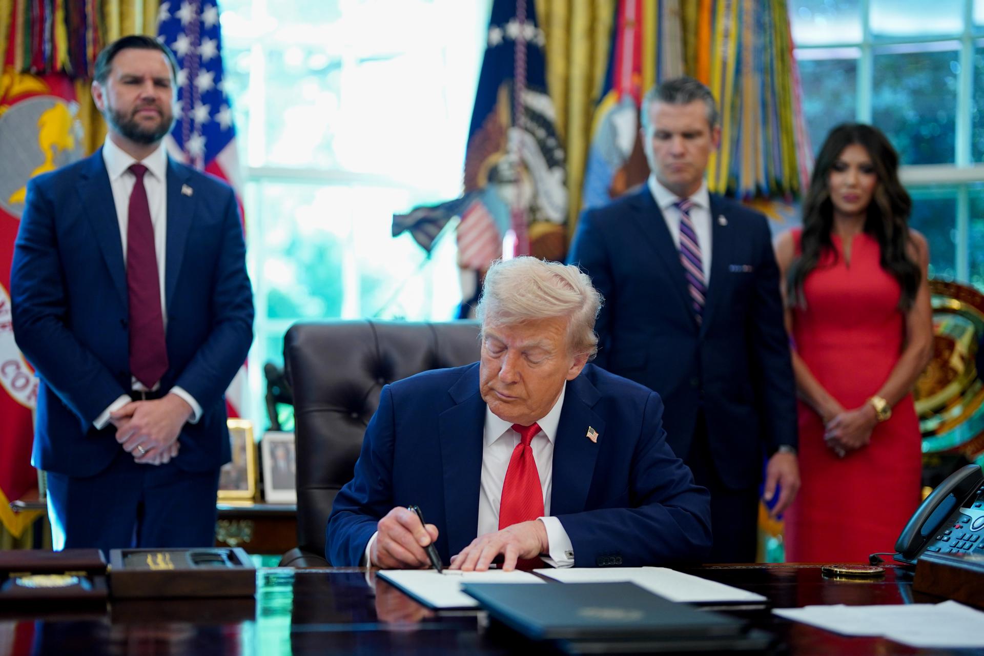El presidente de Estados Unidos, Donald Trump, firma una orden ejecutiva en la Oficina Oval de la Casa Blanca en Washington. EFE/EPA/AL DRAGO / POOL