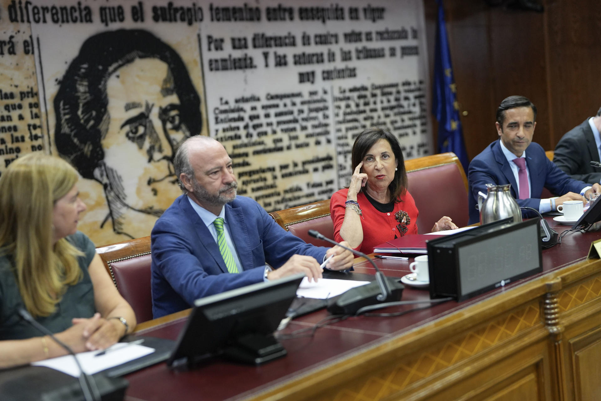 La ministra de Defensa, Margarita Robles (2d), comparece este martes en el Senado, a petición del PP, para dar cuenta del dispositivo de las Fuerzas Armadas desplegado con motivo de los incendios forestales. EFE/ Borja Sánchez-Trillo

