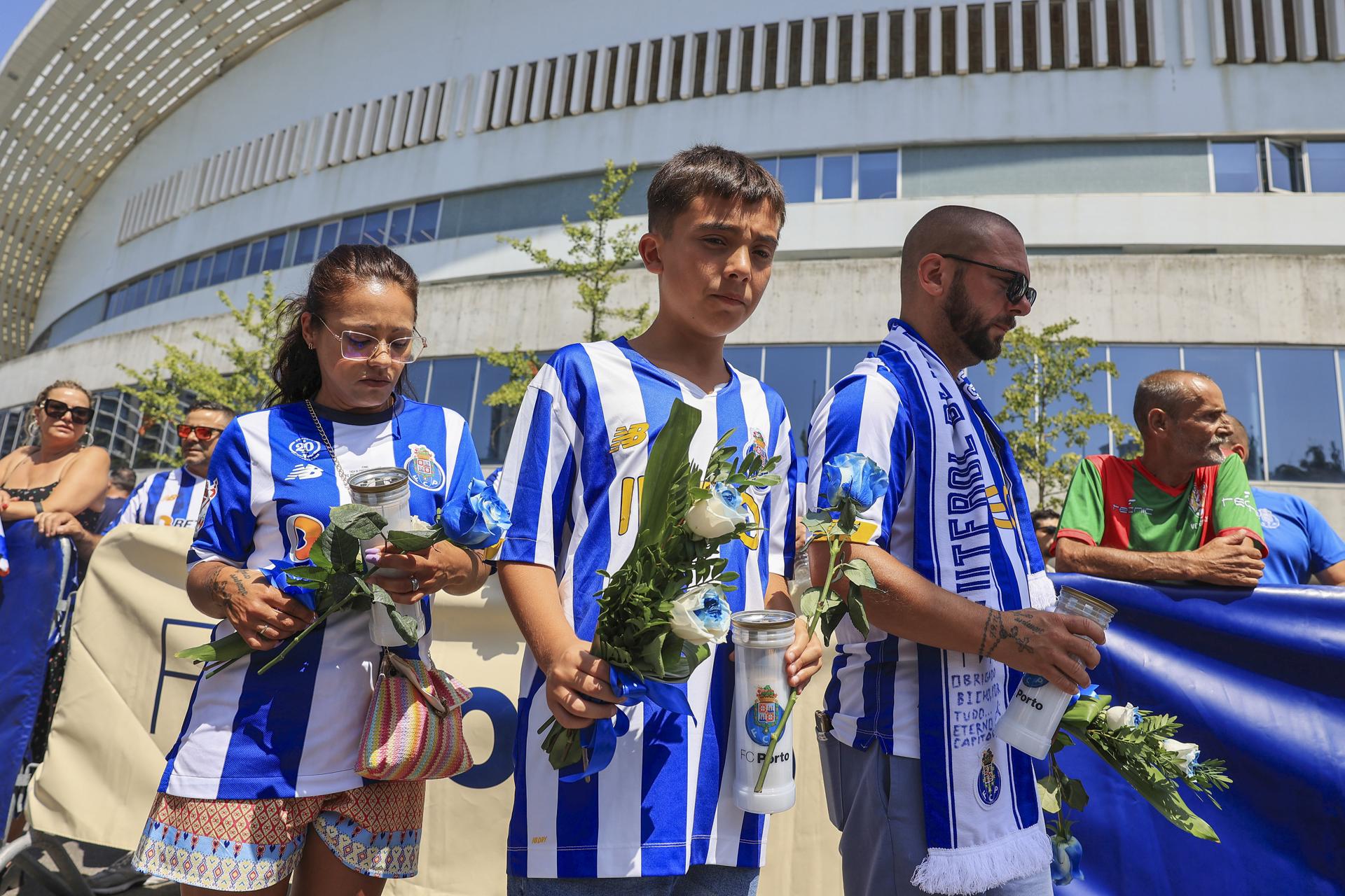 Homenajes al ex capitán del Oporto Jorge Costa en el estadio Dragao, en Oporto, Portugal, el 6 de agosto de 2025. El director deportivo del Oporto, Jorge Costa, falleció a los 53 años tras sufrir un paro cardíaco en las instalaciones de entrenamiento del club, según anunció el club el 5 de agosto de 2025. EFE/EPA/ESTELA SILVA
