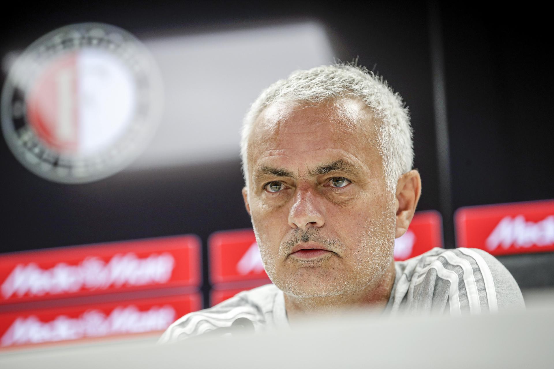 El entrenador del Fenerbahce, el portugués Jose Mourinho, durante la rueda de prensa de este martes en Rotterdam, previa al partido contra el Feyenoord en la ronda de clasificación de la Liga de Campeones. EFE/BART STOUTJESDIJK