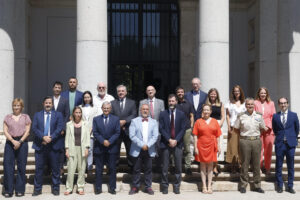 El secretario de Estado de Ciencia, Innovación y Universidades, Juan Cruz Cigudosa (c), posa para una foto de familia en la primera reunión de la Comisión Interministerial para la preparación, organización y coordinación de actuaciones relacionadas con el llamado Trío de Eclipses 2026-2027-2028, ese jueves, en el Real Observatorio de Madrid. EFE/ J.P. Gandul