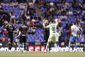Jugadores de Monterrey celebran este viernes, al finalizar un partido del Torneo Apertura 2025 de la Liga MX en el estadio Cuauhtémoc de Puebla (México). EFE/ Hilda Ríos