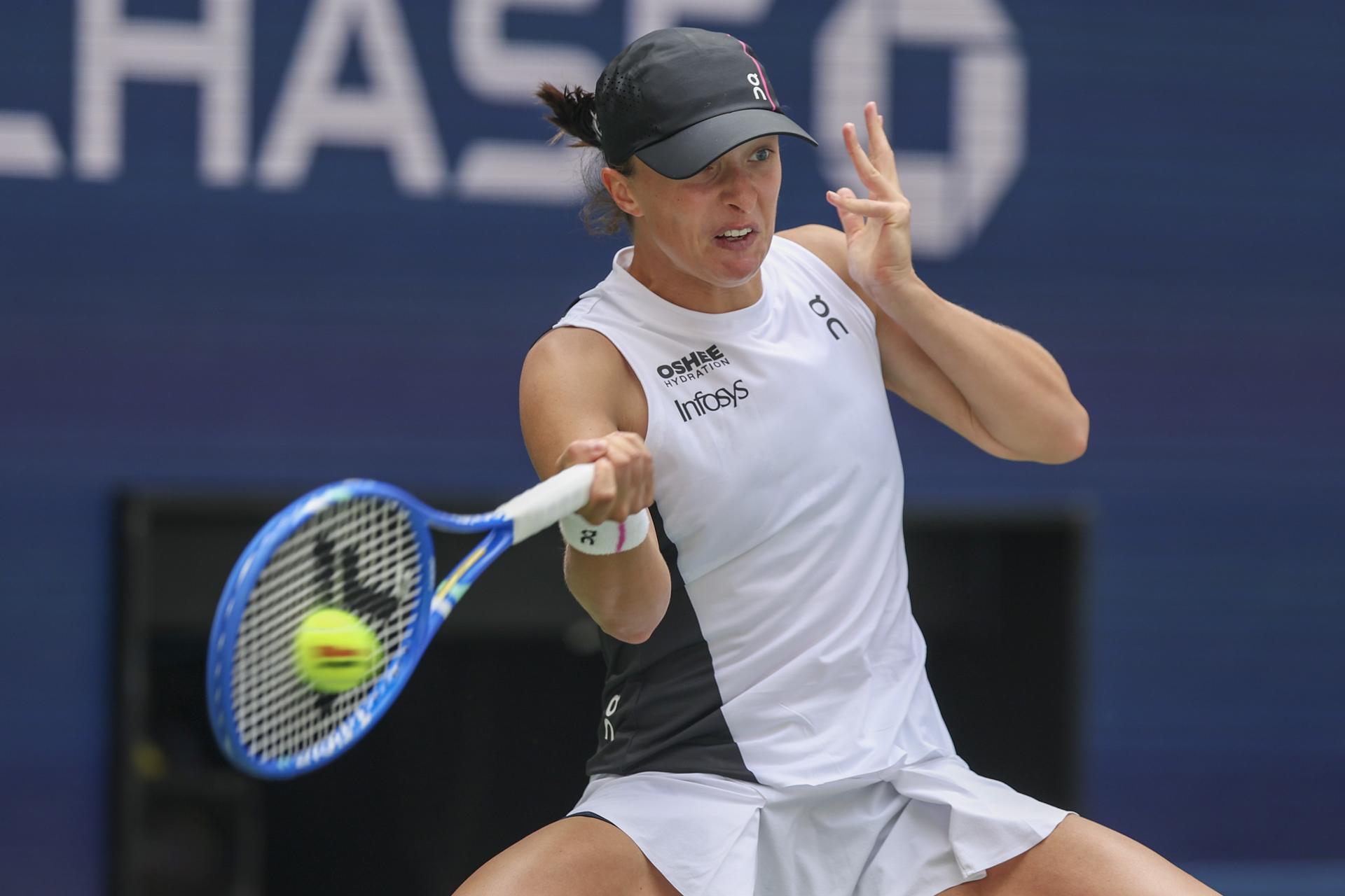 Iga Swiatek, de Polonia, en acción contra Suzan Lamens, de los Países Bajos, durante la segunda ronda del Abierto de EE.UU. en el Centro Nacional de Tenis USTA Billie Jean King en Flushing Meadows, Nueva York. EFE/EPA/SARAH YENESEL