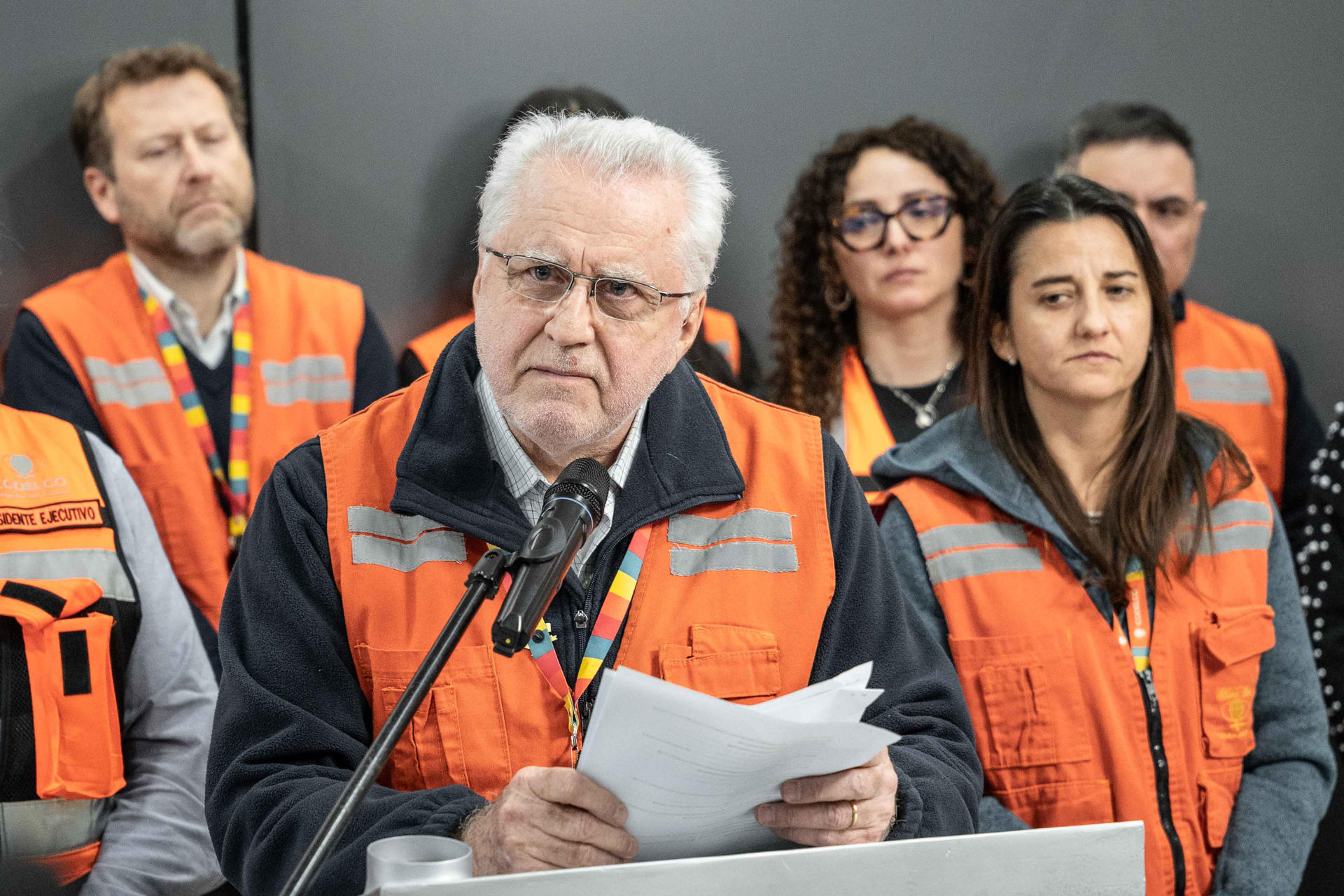 Fotografía cedida por la estatal chilena Corporación Nacional del Cobre (Codelco) de su presidente, Máximo Pacheco (c), en una rueda de prensa este domingo, en Rancagua (Chile). EFE/ Codelco