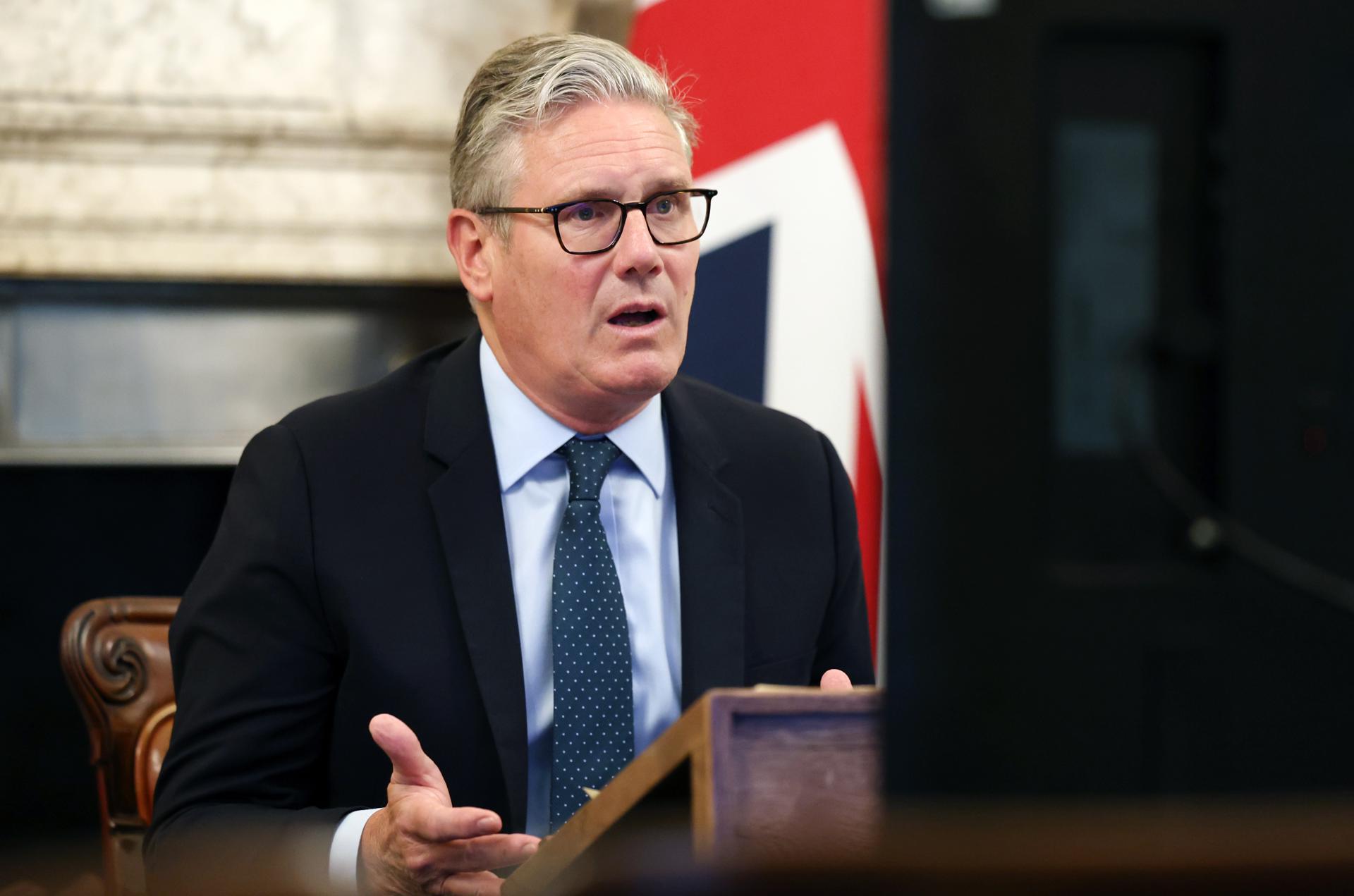 El primer ministro británico Keir Starmer co-preside una reunión virtual de la Coalición de los Dispuestos desde Downing Street en Londres, Reino Unido, 13 de agosto de 2025. Starmer y otros líderes europeos mantienen conversaciones virtuales antes de la reunión del presidente de EE.UU. Trump con el presidente ruso Putin en Alaska el 15 de agosto. (Reino Unido, Londres) EFE/EPA/ANDY RAIN / POOL