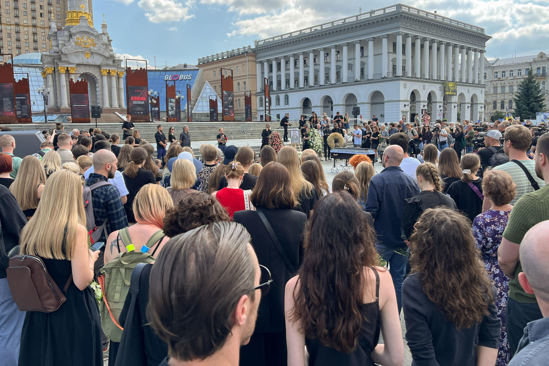 Asistentes al funeral de la periodista ucraniana Viktoria Róshchina, que murió entre torturas en cautiverio ruso tras ser detenida en los territorios ocupados por Rusia en Ucrania, este viernes en Kiev (Ucrania). EFE/ Marcel Gascón
