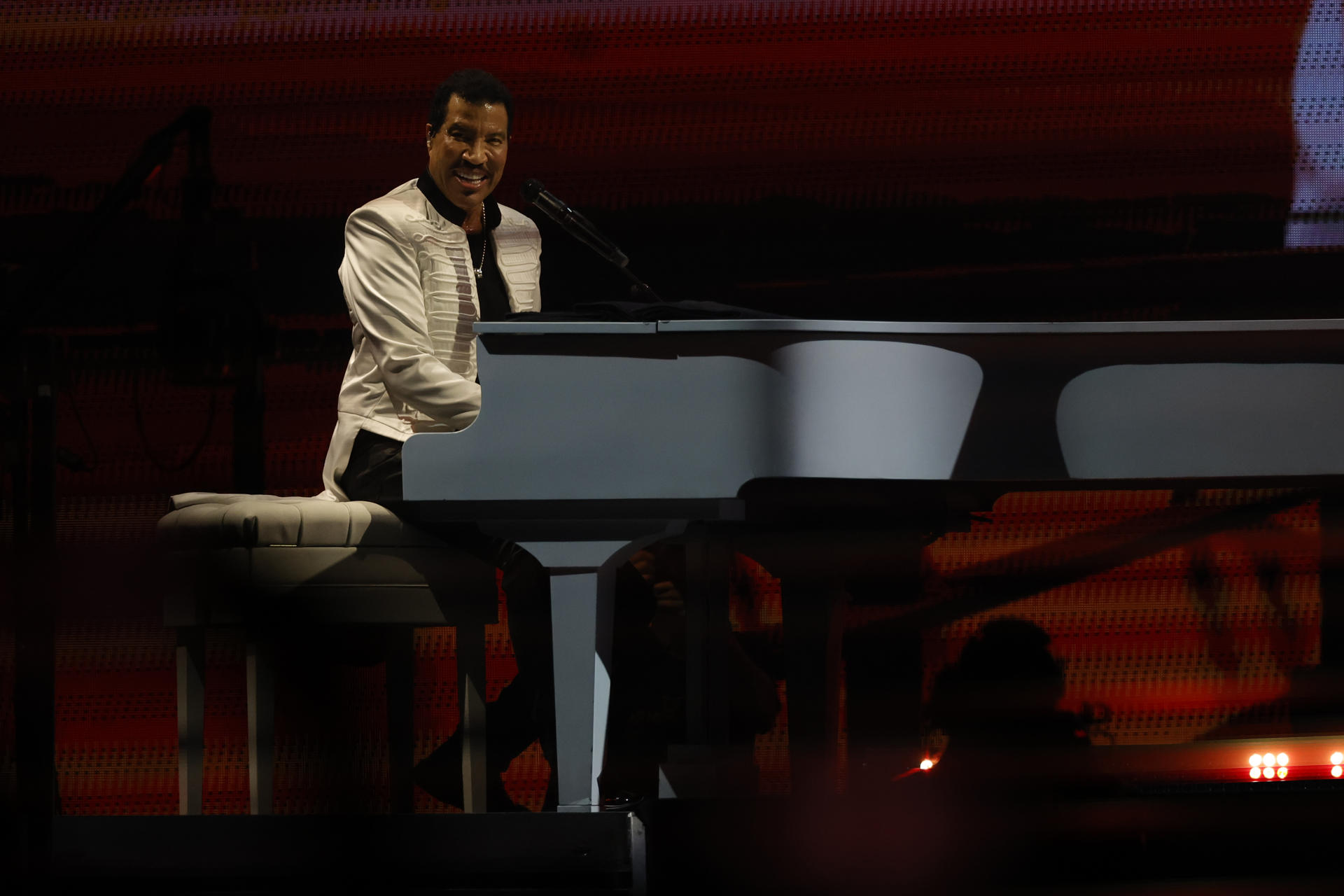 El cantante y compositor estadounidense Lionel Richie durante el concierto que ha ofrecido este sábado en el Movistar Arena de Madrid, el último de su gira española. EFE/ Zipi/SOLO USO EDITORIAL