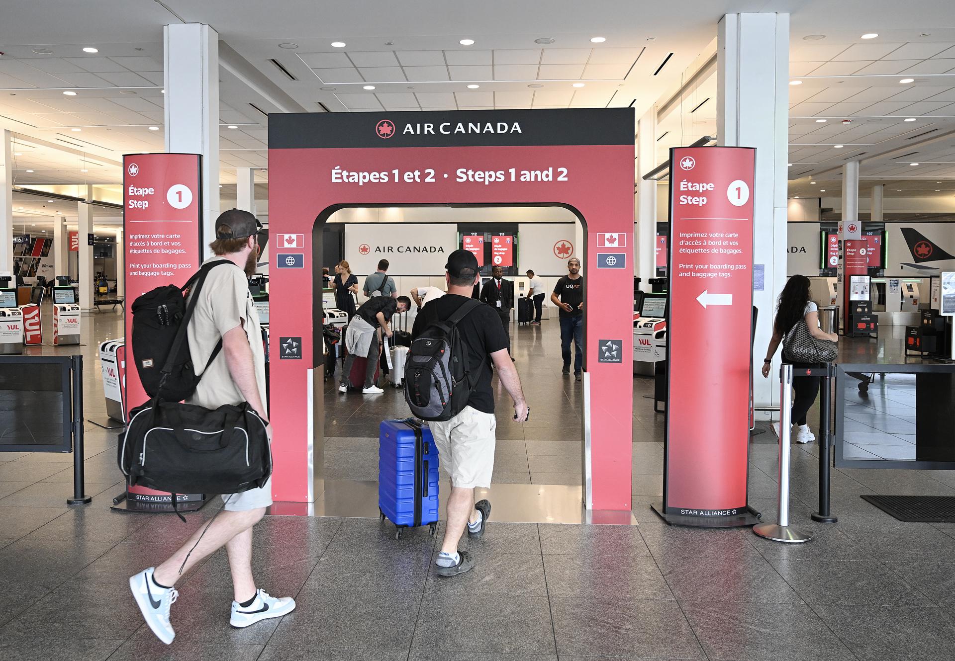 Pasajeros de Air Canada en una puerta del Montreal-Trudeau International Airport, en Montreal, Quebec, Canada. EFE/GRAHAM HUGHES
