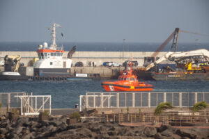 El buque remolcador Zwerver 3, que viaja con 49 polizones a bordo procedente de Senegal, ha atracado en el puerto de Los Mármoles (Arrecife) hacia las 18:00 hora insular. El buque, con bandera neerlandesa y destino al puerto de Amberes (Bélgica), partió desde Dakar (Senegal) hace diez días. EFE/ Adriel Perdomo