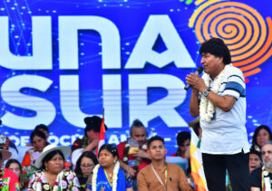 El expresidente de Bolivia Evo Morales (d) al intervenir este domingo, 3 de agosto, durante un evento con sus seguidores y delegaciones del Runasur, en Ivirgarzama (Bolivia). EFE/Jorge Abrego