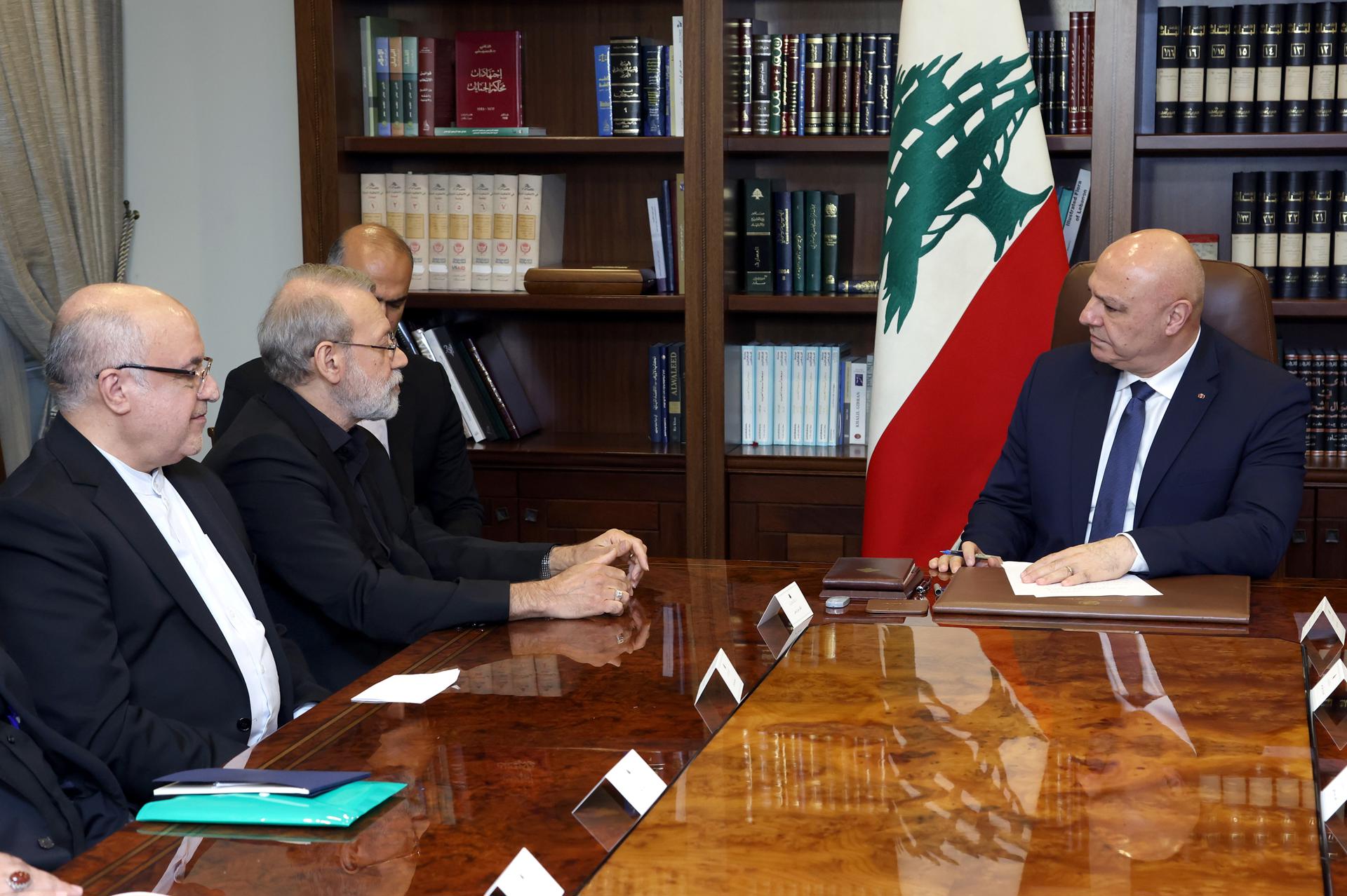 Una foto facilitada por la oficina de prensa de la Presidencia del Líbano muestra al presidente libanés Joseph Aoun (R) reunido con el secretario del Consejo Supremo de Seguridad Nacional de Irán, Ali Larijani (2-L), en el palacio presidencial de Baabda, al este de Beirut, Líbano, 13 de agosto de 2025. Larijani está en Beirut para reunirse con altos funcionarios libaneses para discutir las relaciones bilaterales y el conflicto en curso entre Israel y Hezbolá. (Líbano, Hizbulá/Hezbolá) EFE/EPA/LEBANESE PRESIDENCY PRESS OFFICE HANDOUT HANDOUT EDITORIAL USE ONLY/NO SALES
