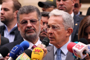 Foto de archivo del expresidente Álvaro Uribe (d), habla con los medios de comunicación acompañado por el abogado Jaime Granados (i). EFE/MAURICIO DUEÑAS CASTAÑEDA