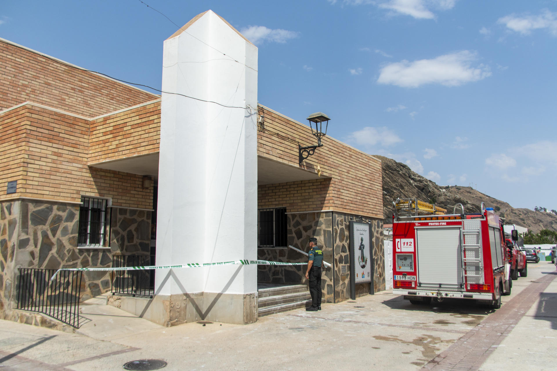 La Guardia Civil ha detenido a un joven que presuntamente ha prendido fuego al interior de la Iglesia de Santiago Apóstol, en el anejo de El Pozuelo del municipio de Albuñol (Granada). EFE/ Alba Feixas