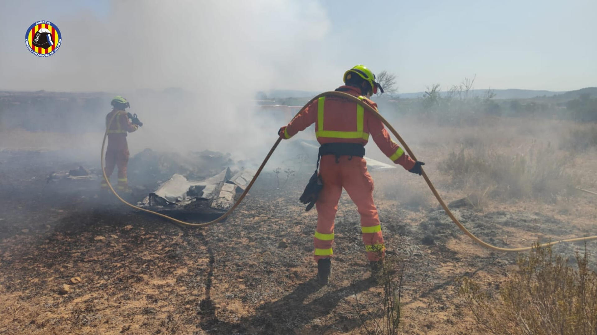 Dos personas han fallecido este sábado tras estrellarse una avioneta ultraligera en la zona de El Pontón, en el municipio valenciano de Requena. EFE/ Consorcio De Bomberos De Valencia **SOLO USO EDITORIAL/SOLO DISPONIBLE PARA ILUSTRAR LA NOTICIA QUE ACOMPAÑA (CRÉDITO OBLIGATORIO)***