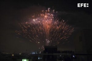 Fuegos artificiales durante la Nit de l'Albà, el espectáculo pirotécnico que llena de sonido, luz y color el cielo de la ciudad de Elche en honor a su patrona, la Virgen de la Asunción. EFE/ Pablo Miranzo