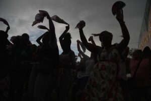Decenas de asistentes fueron captados este miércoles, 13 de agosto, al bailar durante el inicio del 29 Festival de Música del Pacífico Petronio Álvarez, en Cali (Colombia). EFE/Ernesto Guzmán