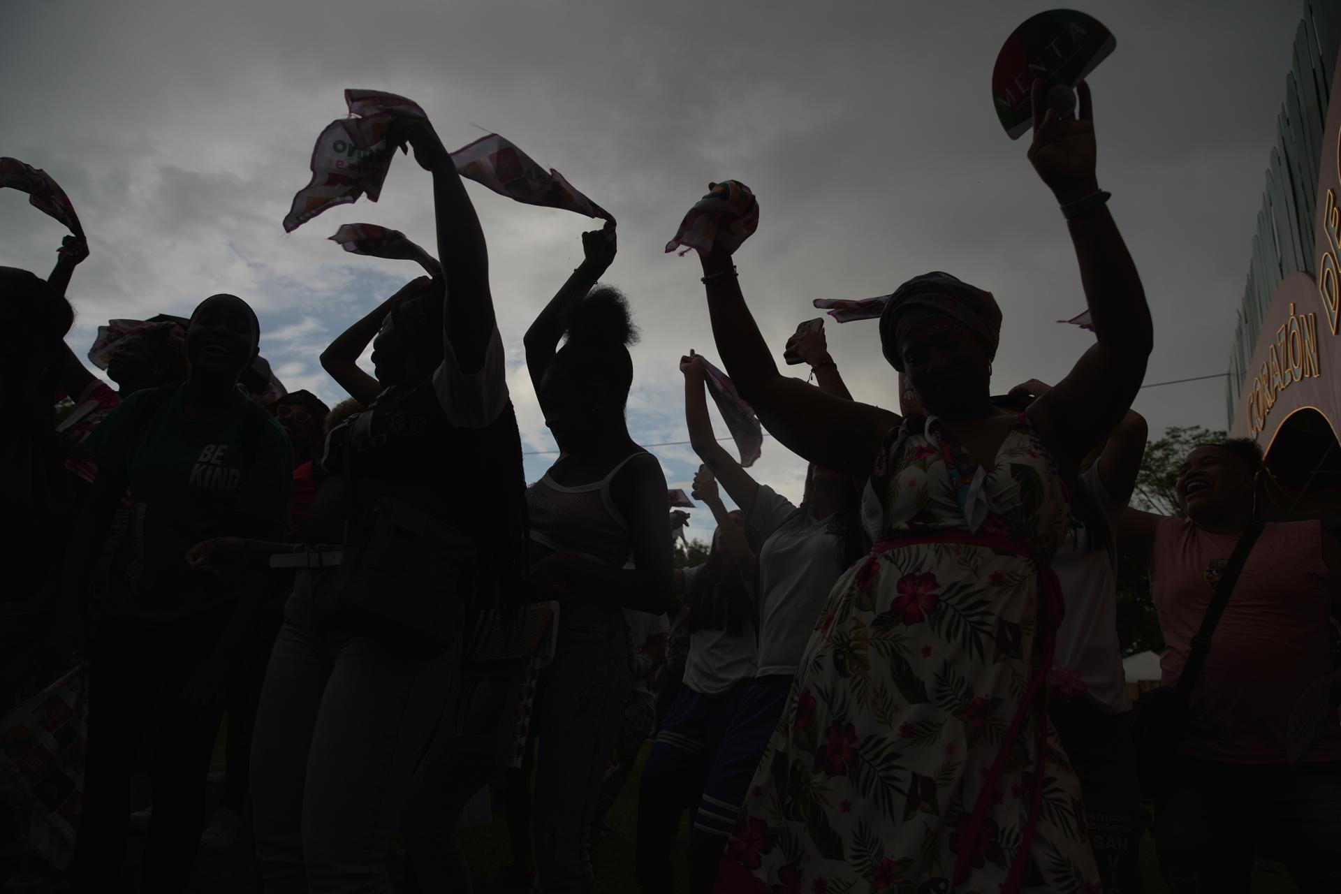Decenas de asistentes fueron captados este miércoles, 13 de agosto, al bailar durante el inicio del 29 Festival de Música del Pacífico Petronio Álvarez, en Cali (Colombia). EFE/Ernesto Guzmán