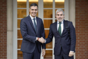 Imagen de archivo del presidente del Gobierno, Pedro Sánchez, y del presidente de Canarias, Fernando Clavijo (d), antes de mantener una reunión en la Moncloa. EFE/ Chema Moya