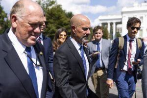 Fotografía del 12 de agosto de 2025 de Terry Cole (C), a quien el presidente de Estados Unidos, Donald Trump, designó como administrador federal interino de la fuerza policial de DC. EFE/EPA/Jim Lo Scalzo