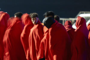 ARRECIFE (LANZAROTE), 12/08/2025.- Llegada al puerto de Arrecife de los 62 hombres adultos, subsaharianos y magrebíes, localizados a bordo de una lancha neumática al este de Lanzarote por la Salvamar Al Nair, que los ha rescatado y llevado a puerto. EFE/ Adriel Perdomo