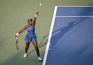 Victoria Mboko de Canadá sirve contra Naomi Osaka de Japón durante su partido final del National Bank Open en el Estadio IGA en Montreal (Canadá). EFE/GRAHAM HIUGHES
