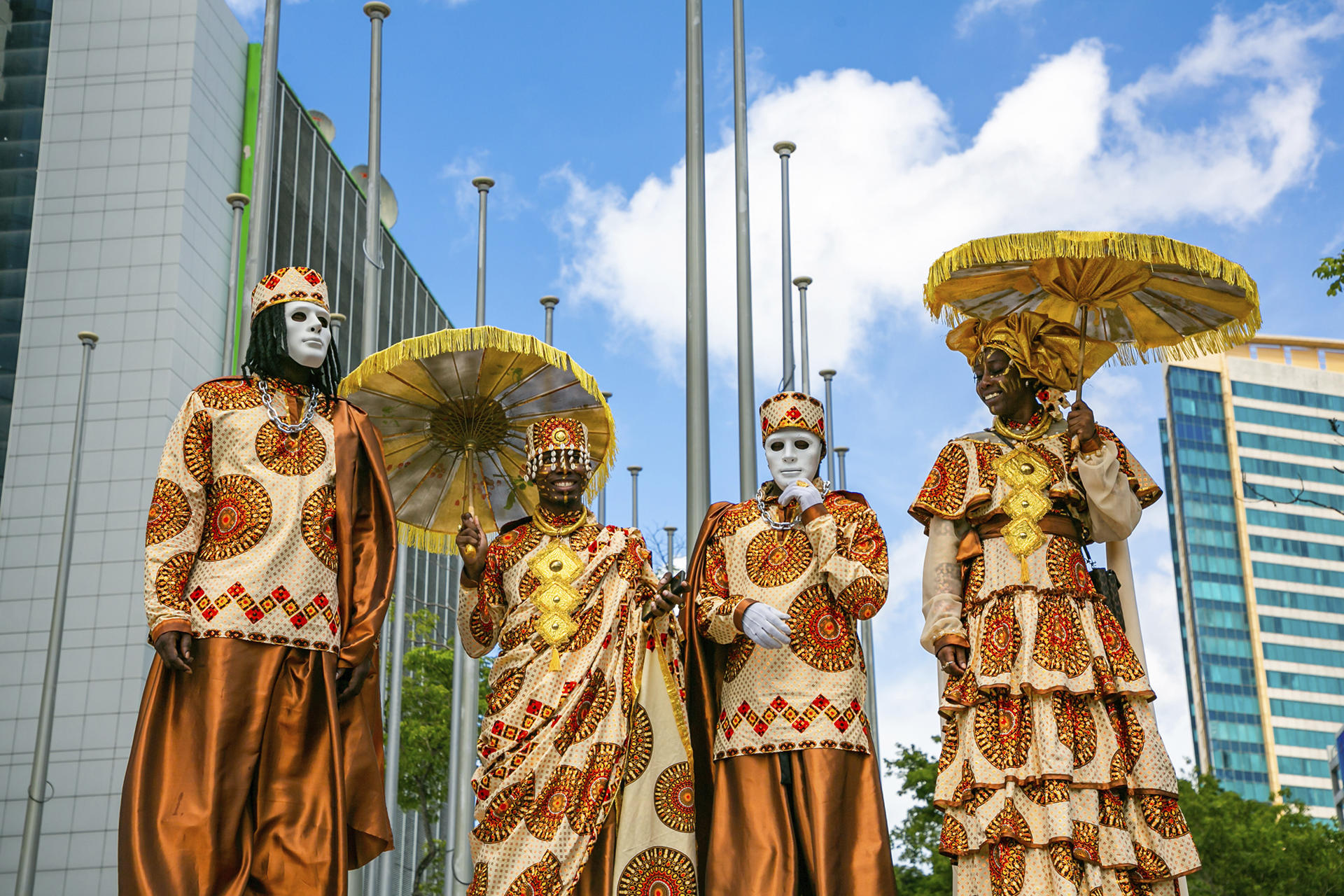 Integrantes del grupo de zanqueros Moko Jumbies posan durante la tradicional Procesión de la Calle Kambule por el Día de la Emancipación este viernes, en Puerto España (Trinidad y Tobago). EFE/ Andrea De Silva