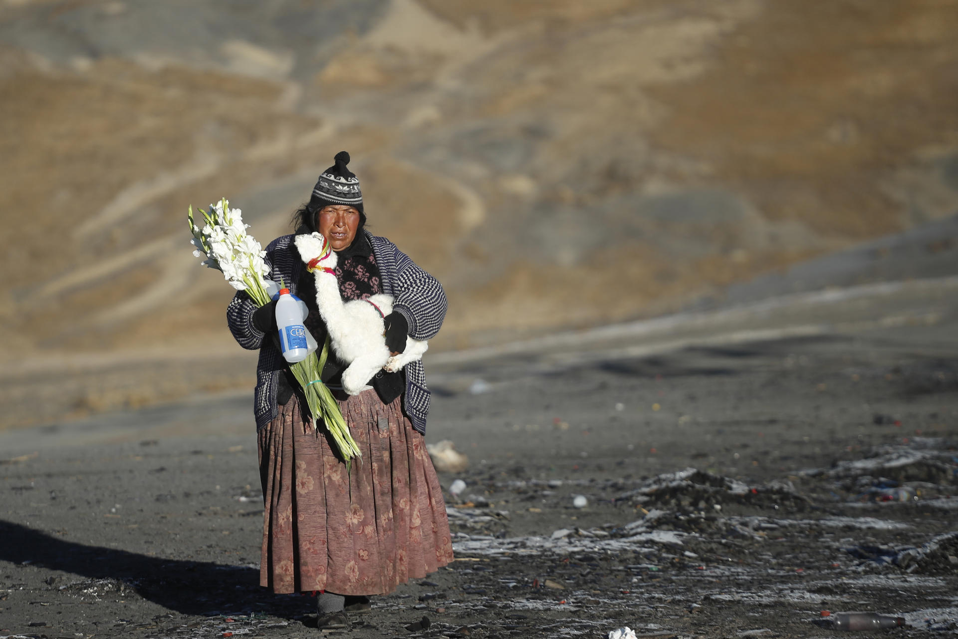 Berta Tonconi participa en un ritual dedicado a la madre tierra este jueves, en La Cumbre (Bolivia). EFE/ Rodrigo Sura
