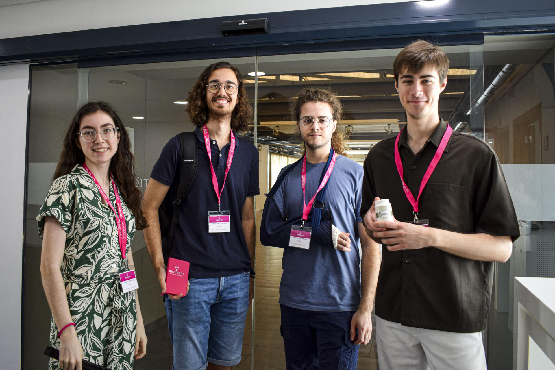 Un grupo de estudiantes de la Universitat de València (UV) ha creado MycoRelax, un nuevo posbiótico antiinflamatorio que combate el estrés y la ansiedad, cuyos resultados se observan en unas dos semanas, carece de efectos secundarios y se revela como "una alternativa más respetuosa" con el cuerpo humano y más barata. En la imagen (izada a dcha), Sara Monzonís, Markus Häner, Carlos Marqués, y Adrián Berenguer. EFE/Markus Häner           *** Crédito obligatorio, solo usar para ilustrar la información que acompaña ***