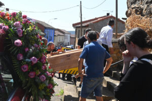 Quintanilla de Florez (León), una pequeña localidad leonesa de apenas 20 habitantes, despide este viernes a Jaime Aparicio, el voluntario de 37 años que no pudo superar las graves quemaduras que sufrió en el 85 por ciento de su cuerpo mientras intentaba apagar el incendio de Nogarejas y terminó falleciendo en el hospital este jueves. EFE/J. Casares