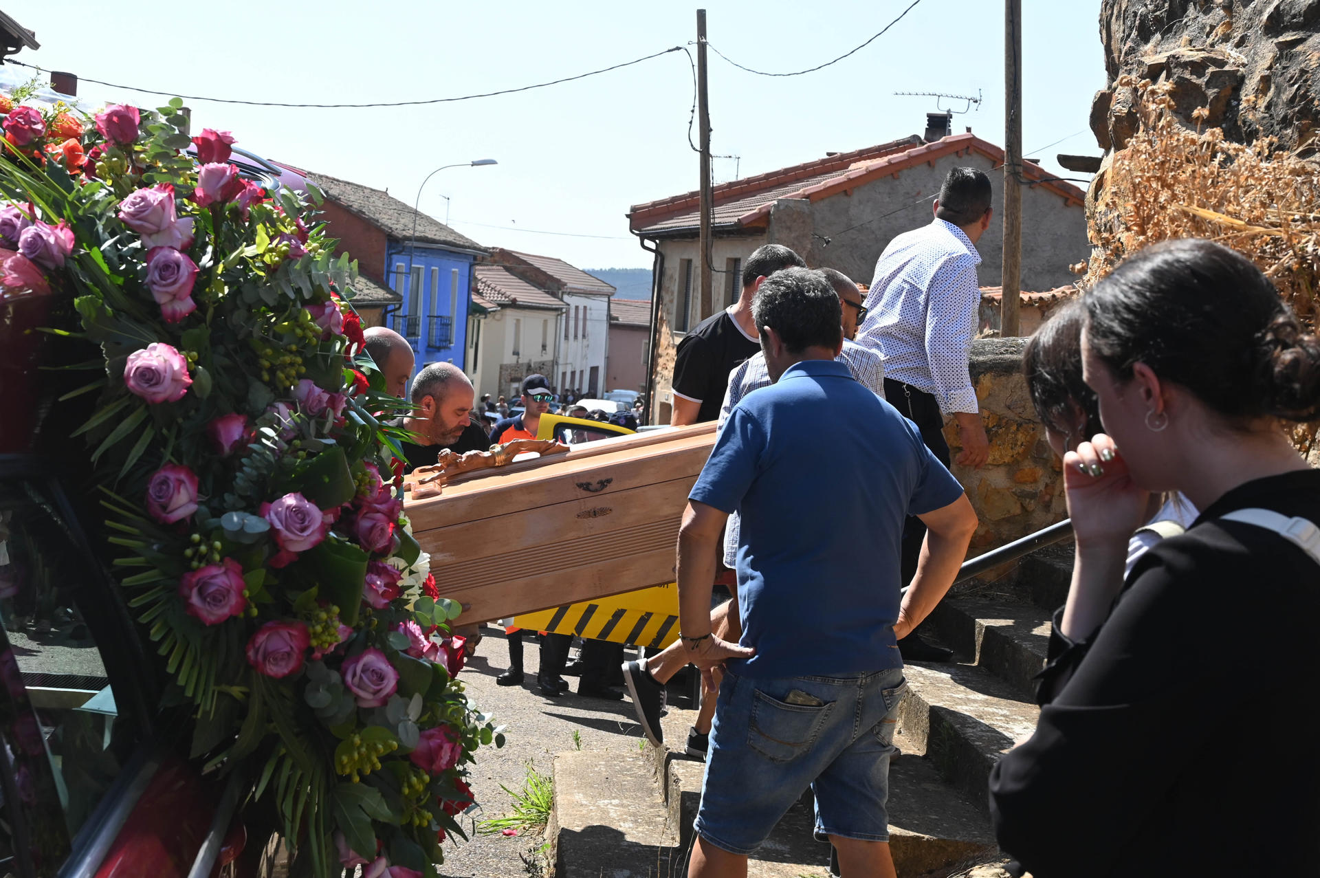 Quintanilla de Florez (León), una pequeña localidad leonesa de apenas 20 habitantes, despide este viernes a Jaime Aparicio, el voluntario de 37 años que no pudo superar las graves quemaduras que sufrió en el 85 por ciento de su cuerpo mientras intentaba apagar el incendio de Nogarejas y terminó falleciendo en el hospital este jueves. EFE/J. Casares