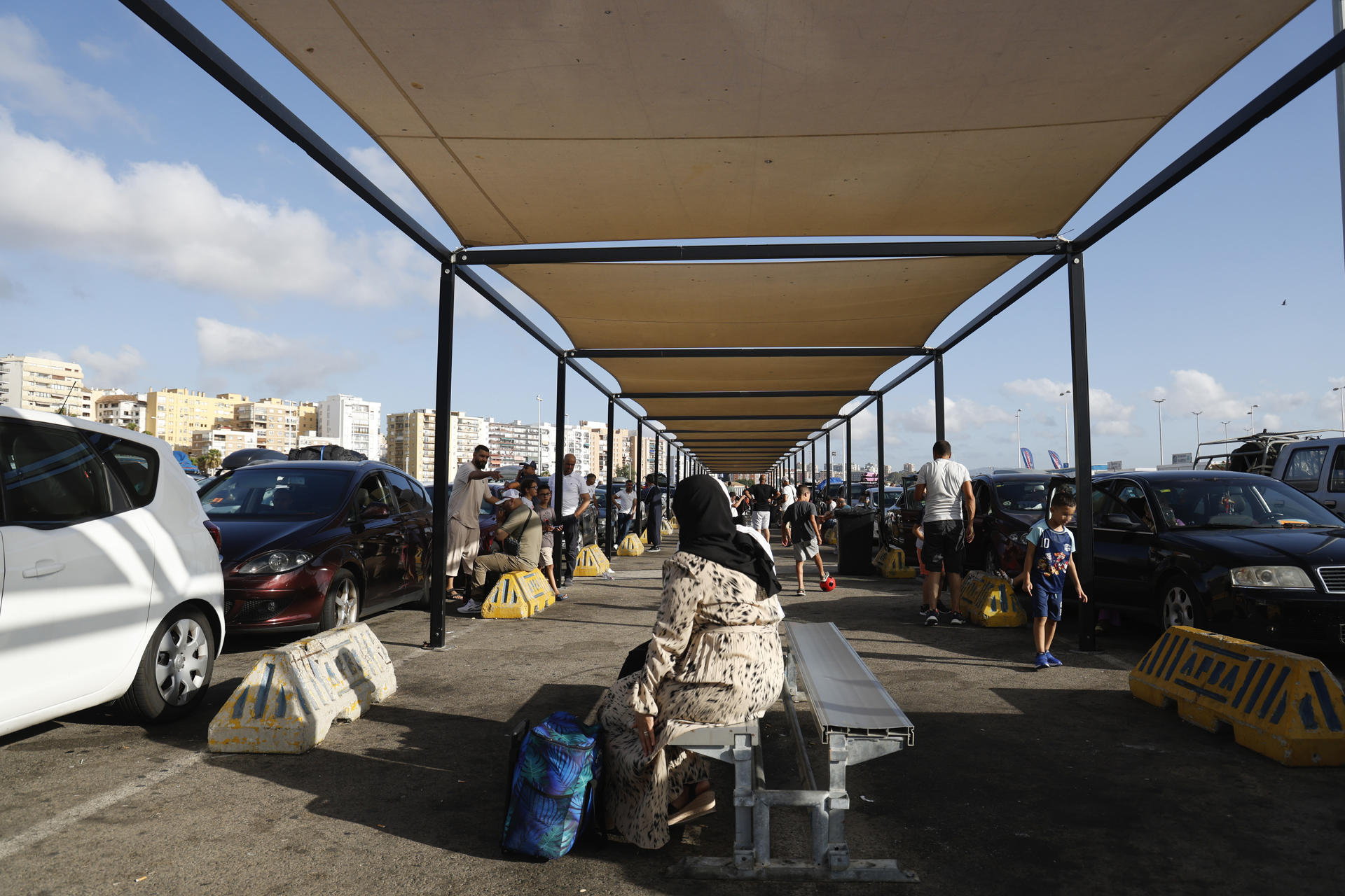 Vehículos y personas embarcan en el puerto de Algeciras (Cádiz) este sábado. EFE/ A. Carrasco Ragel