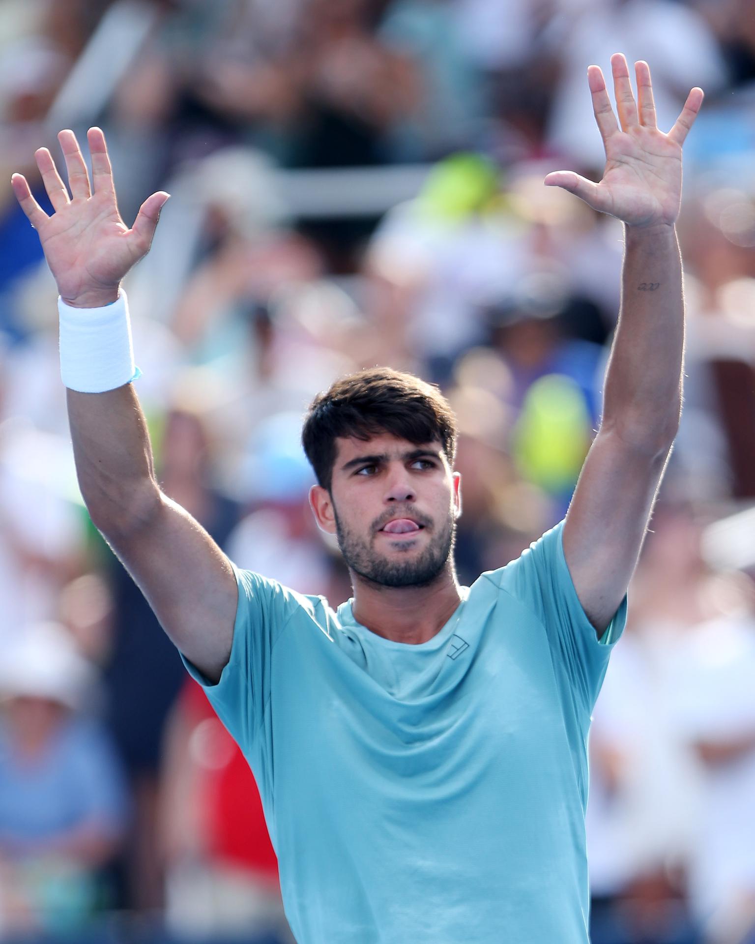 Carlos Alcaraz derrotó este viernes al ruso Andrey Rublev y se clasificó para las semifinales del Masters 1.000 de Cincinnati, donde se medirá con el ganador de la serie entre el alemán Alexander Zverev y el estadounidense Ben Shelton. EFE/EPA/MARK LYONS
