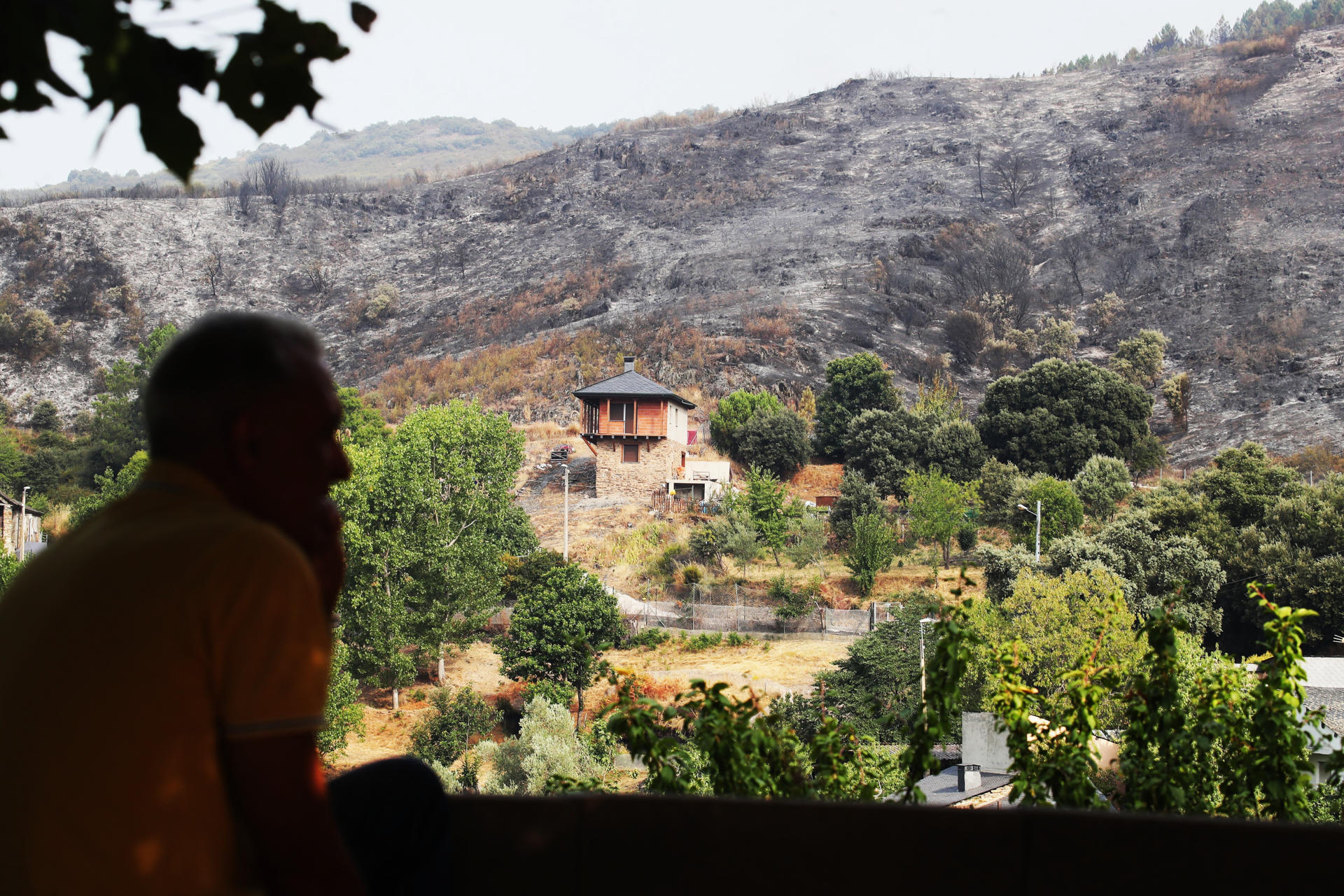 Desalojo de varios vecinos durante un incendio en el Bierzo, este domingo. La Junta de Castilla y León ha informado este domingo de la positiva evolución del incendio de Yeres, en el término municipal de Puente Domingo Flórez (León), donde las llamas no amenazan ya el cercano Parque Natural de Las Médulas ni la localidad, de la que fueron evacuados sus 35 vecinos a última hora de la tarde de ayer. EFE/ Ana F. Barredo
