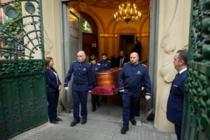 Llegada del féretro del cantante Manuel de la Cava, miembro del Dúo Dinámico, a la sede principal de la SGAE en Madrid, este miércoles, donde se celebra su capilla ardiente. El velatorio abrió sus puertas a las 11 de la mañana y podrá visitarse hasta las 20 horas para dar el último adiós al coautor de himnos como 'Resistiré' o 'Quince años tiene mi amor', diagnosticado desde hace tres años de una fibrosis pulmonar y que murió ayer a los 88 años en el Hospital Anderson de Madrid. EFE/ Chema Moya
