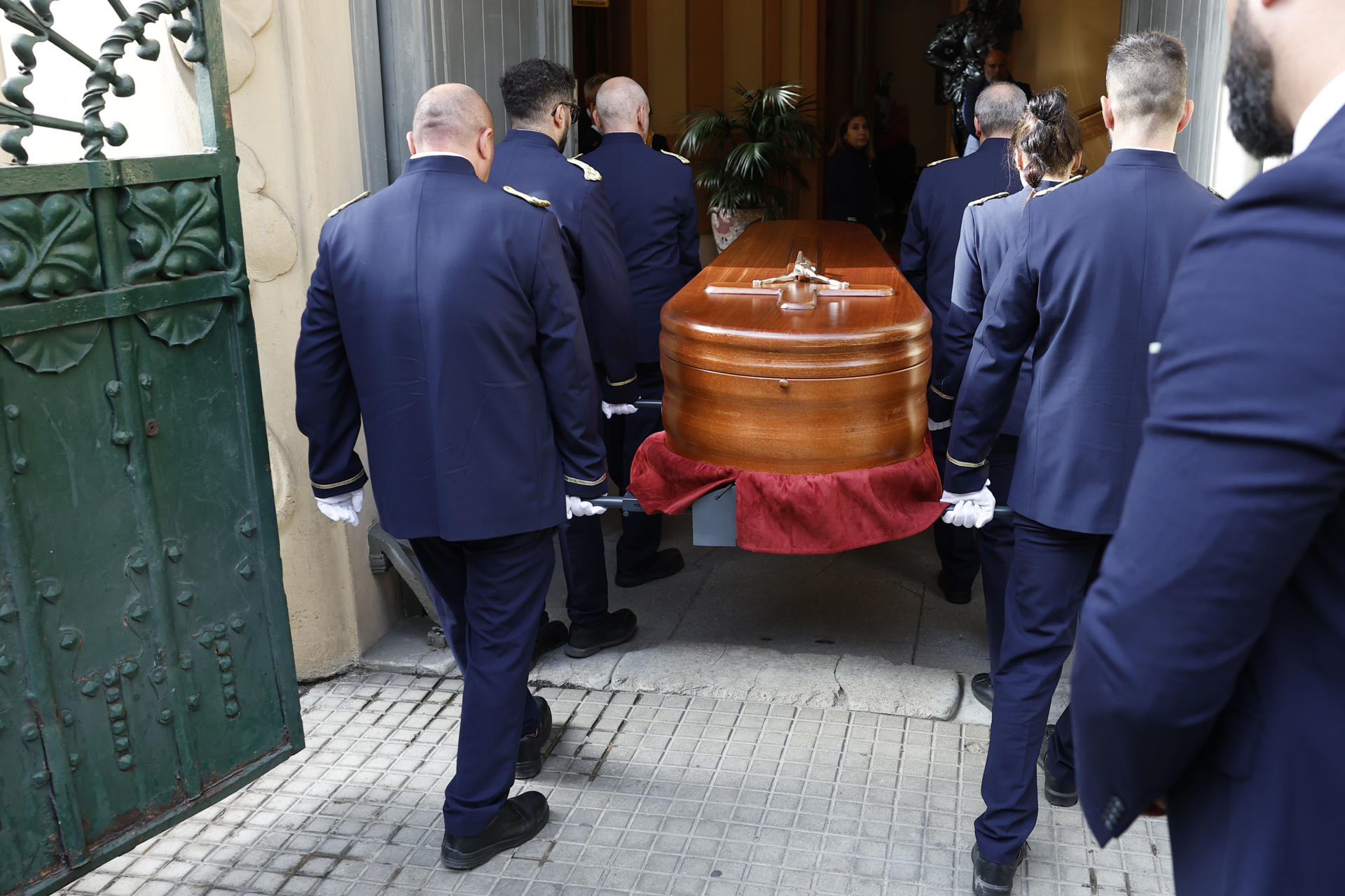 Llegada del féretro del cantante Manuel de la Cava, miembro del Dúo Dinámico, a la sede principal de la SGAE en Madrid, este miércoles, donde se celebra su capilla ardiente. El velatorio abrió sus puertas a las 11 de la mañana y podrá visitarse hasta las 20 horas para dar el último adiós al coautor de himnos como 'Resistiré' o 'Quince años tiene mi amor', diagnosticado desde hace tres años de una fibrosis pulmonar y que murió ayer a los 88 años en el Hospital Anderson de Madrid. EFE/ Chema Moya