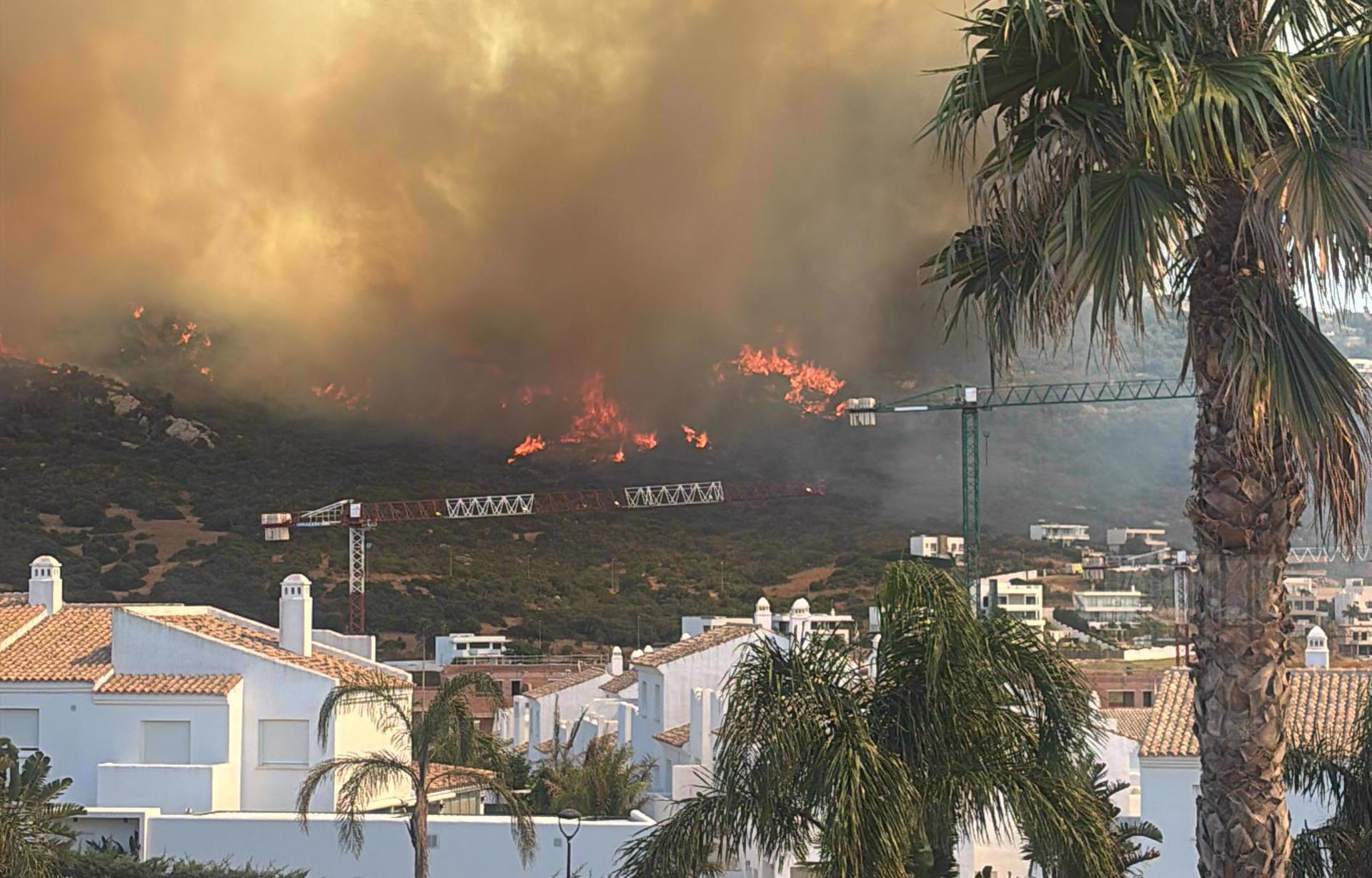 El dispositivo del Plan Infoca para la prevención y extinción de incendios de la Junta de Andalucía está procediendo al desalojo preventivo de viviendas y vehículos situados en la zona de playa de Atlanterra ante el peligroso avance de las llamas en el incendio forestal declarado en Tarifa (Cádiz). EFE/Ricardo Fernández
