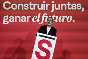 Imagen de archivo (30/03/2025) de Carlos Martín durante la clausura de la Asamblea general del partido en Madrid. EFE/Sergio Pérez