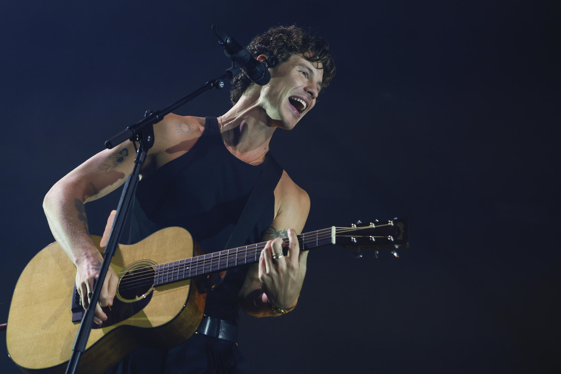 El cantante y compositor canadiense Shawn Mendes durante el concierto ofrecido este martes en el Movistar Arena, en Madrid. EFE/ Mariscal