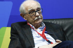 Fotografía del escritor español Francisco Pérez de Antón hablando en entrevista con EFE en Ciudad de Panamá (Panamá). EFE/ Moncho Torres