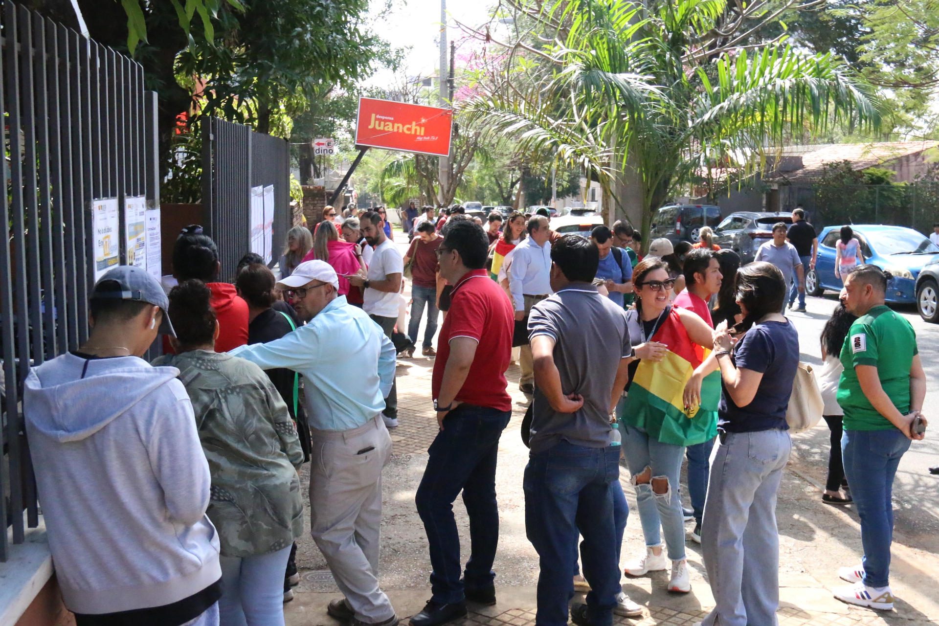 Ciudadanos bolivianos hacen fila para votar este domingo, frente a la Embajada de Bolivia, en Asunción (Paraguay). EFE/ Nina Osorio