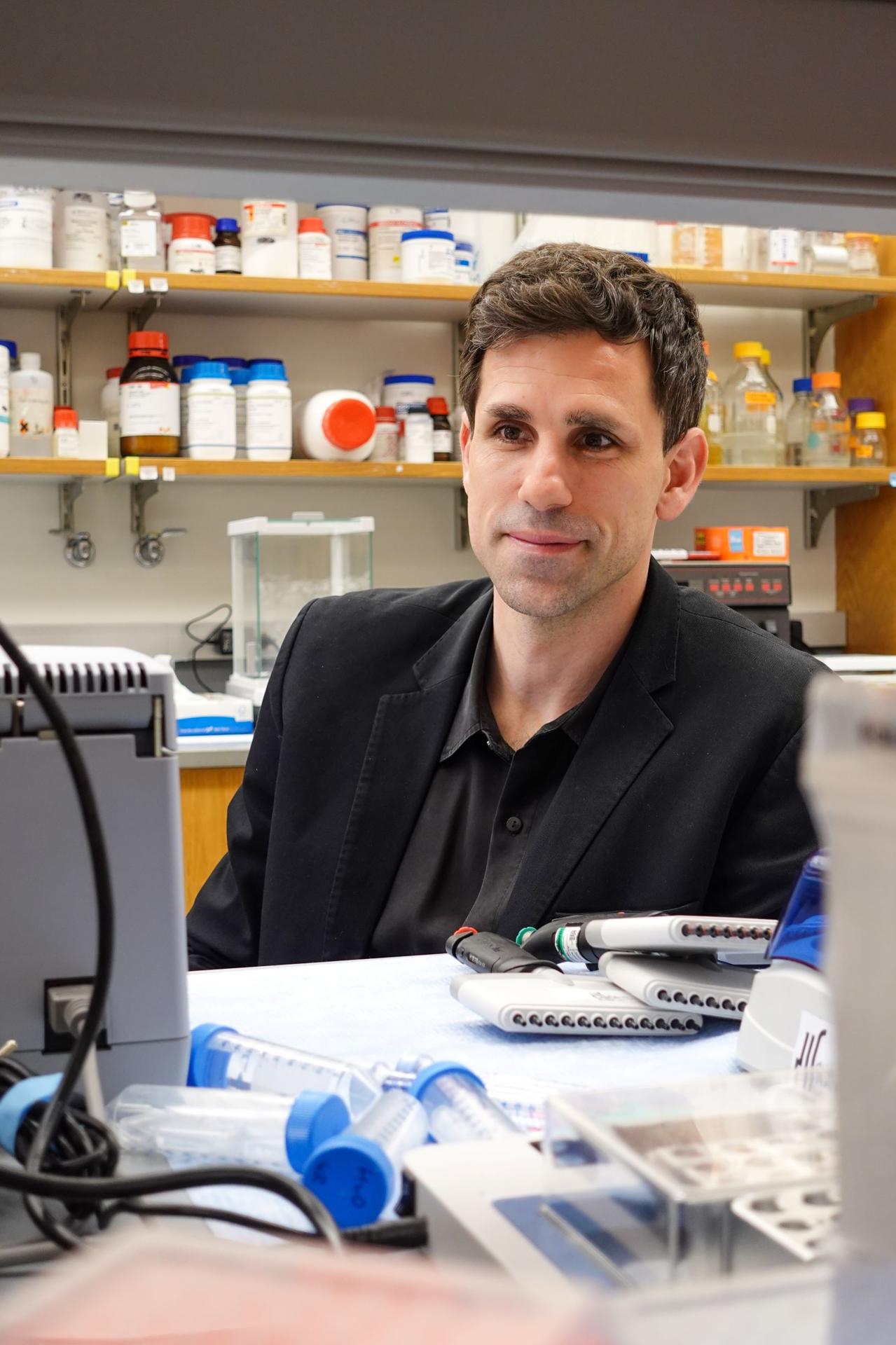 El equipo liderado por César de la Fuente (en la foto) utilizó IA para identificar nuevos candidatos a antibióticos en microbios antiguos. Crédito: Jianing Bai. Imagen facilitada por la Universidad de Pensilvania.