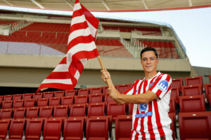 Giacomo Raspadori posa con la camiseta del Atlético de Madrid. EFE/ Atlético De Madrid.