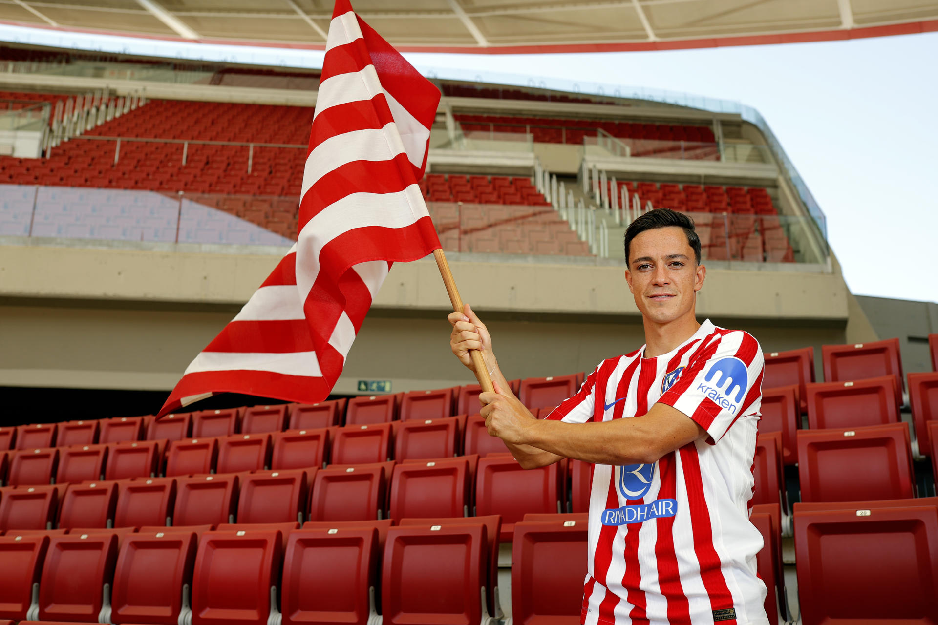 Giacomo Raspadori posa con la camiseta del Atlético de Madrid. EFE/ Atlético De Madrid.