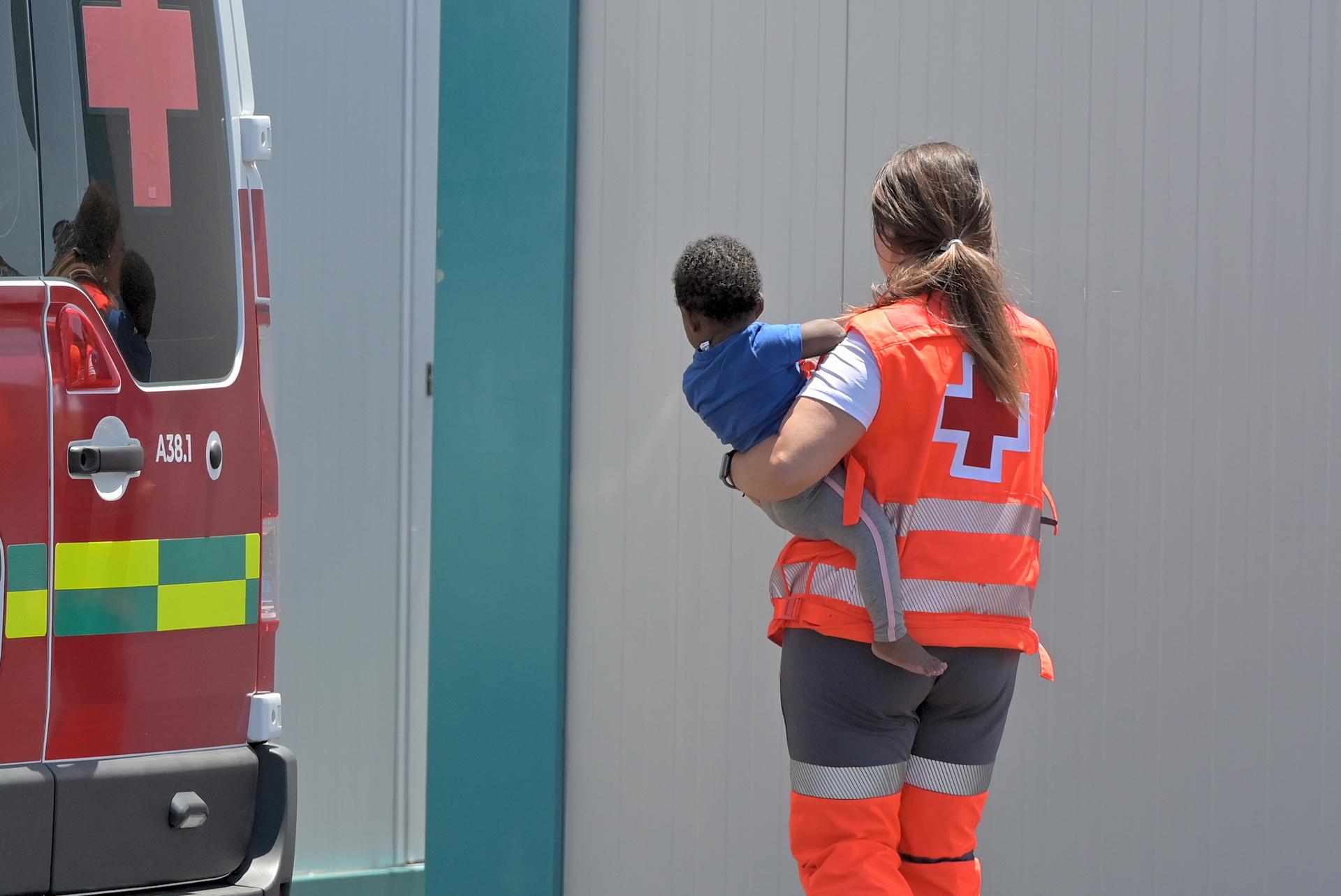 Imagen de archivo de un niño atendido por Cruz Roja tras ser rescatado, junto a otras 62 personas, en aguas cercanas a El Hierro. EFE/Gelmert Finol