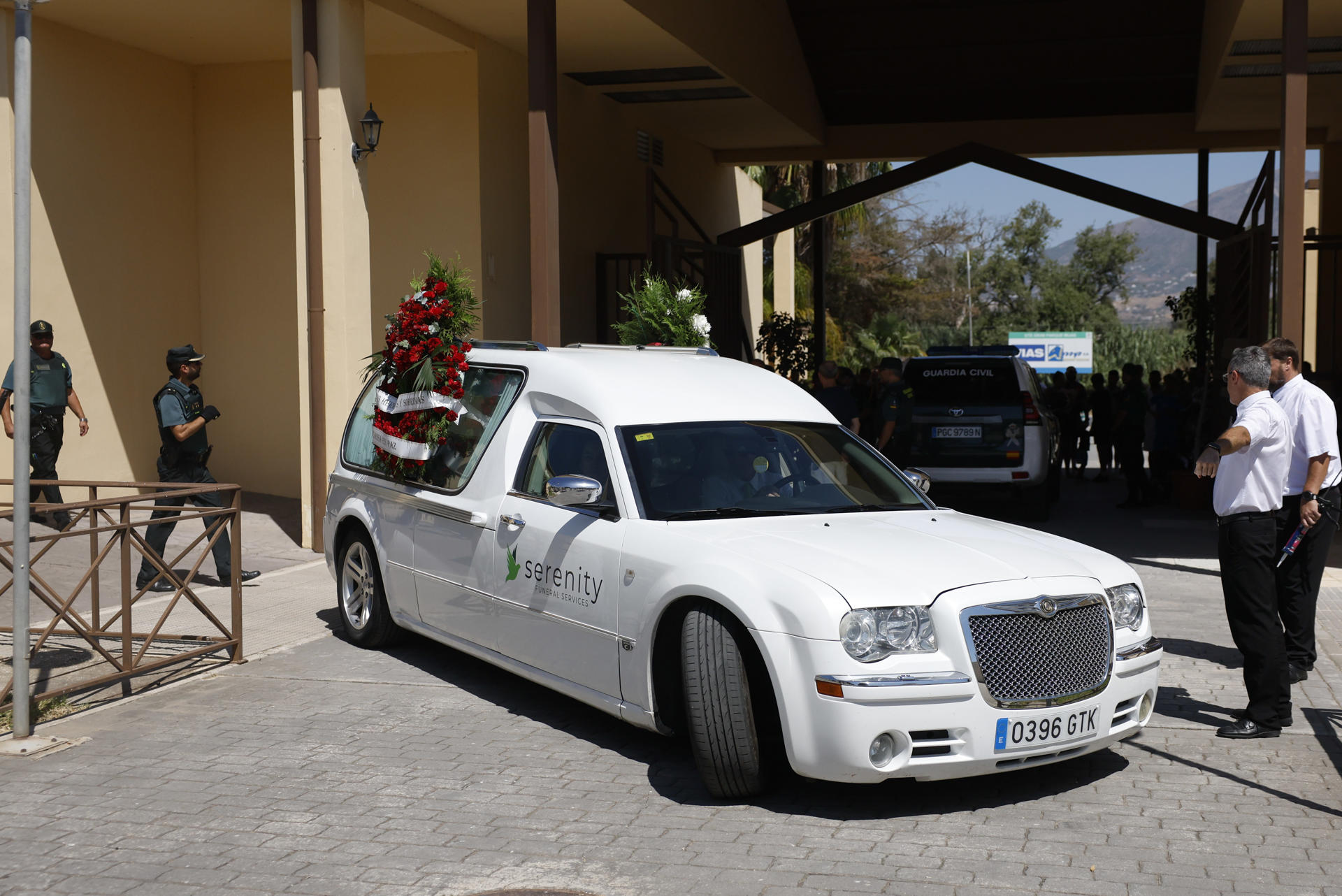 Llegada al cementerio de Mijas (Málaga) del coche fúnebre que transporta los restos mortales de Fernando Campos para su entierro este viernes. Fernando fue tiroteado mortalmente por un vecino que lo creyó culpable de la muerte de su padre, Raúl Heredia. EFE/ Jorge Zapata