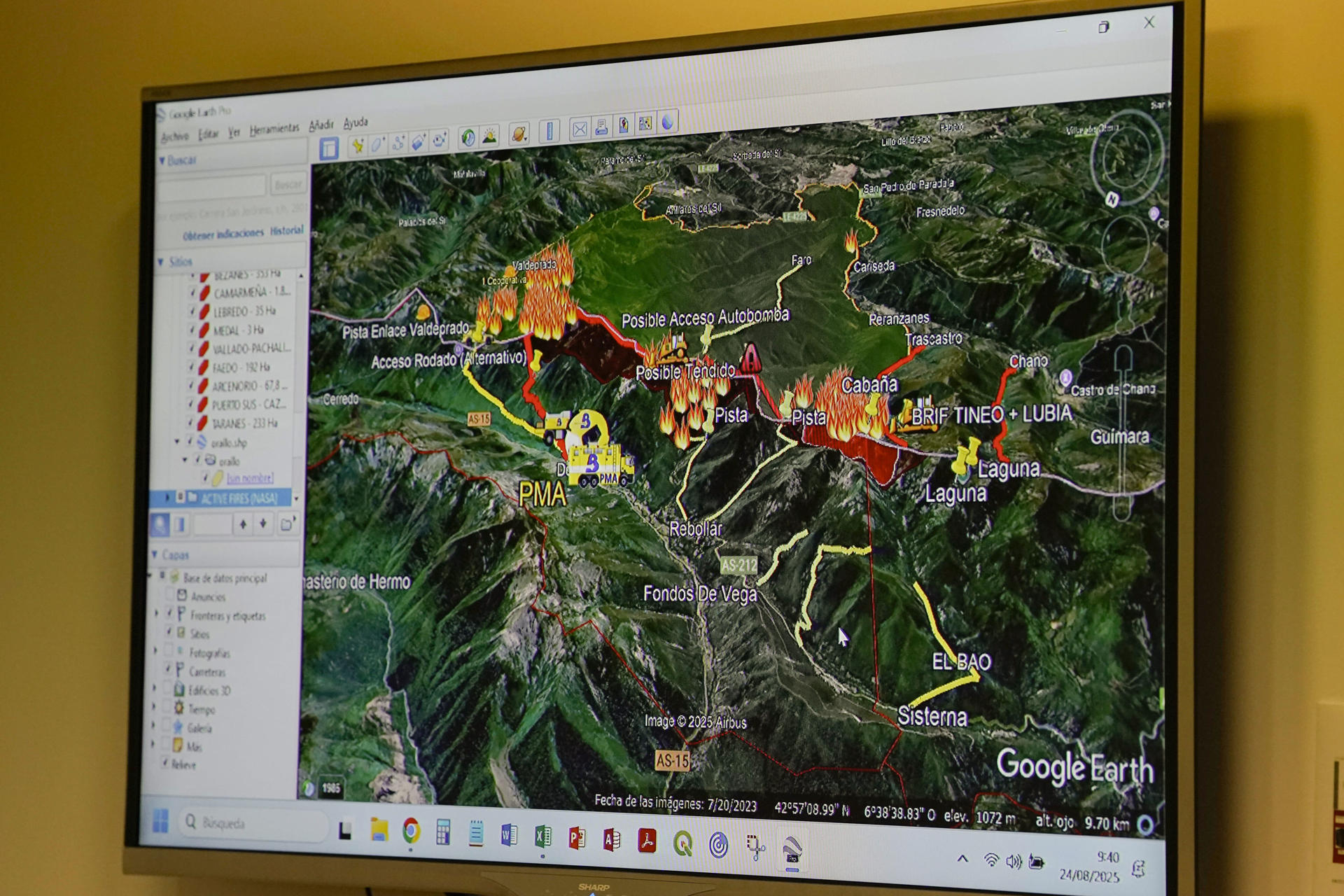 Detalle de un mapa con la situación de los incendios activos en Asturias. Asturias sigue pendiente de la evolución de los incendios declarados en el suroccidente asturiano, especialmente de Degaña, en el que se está volcando el operativo de lucha contra el fuego. EFE/Paco Paredes
