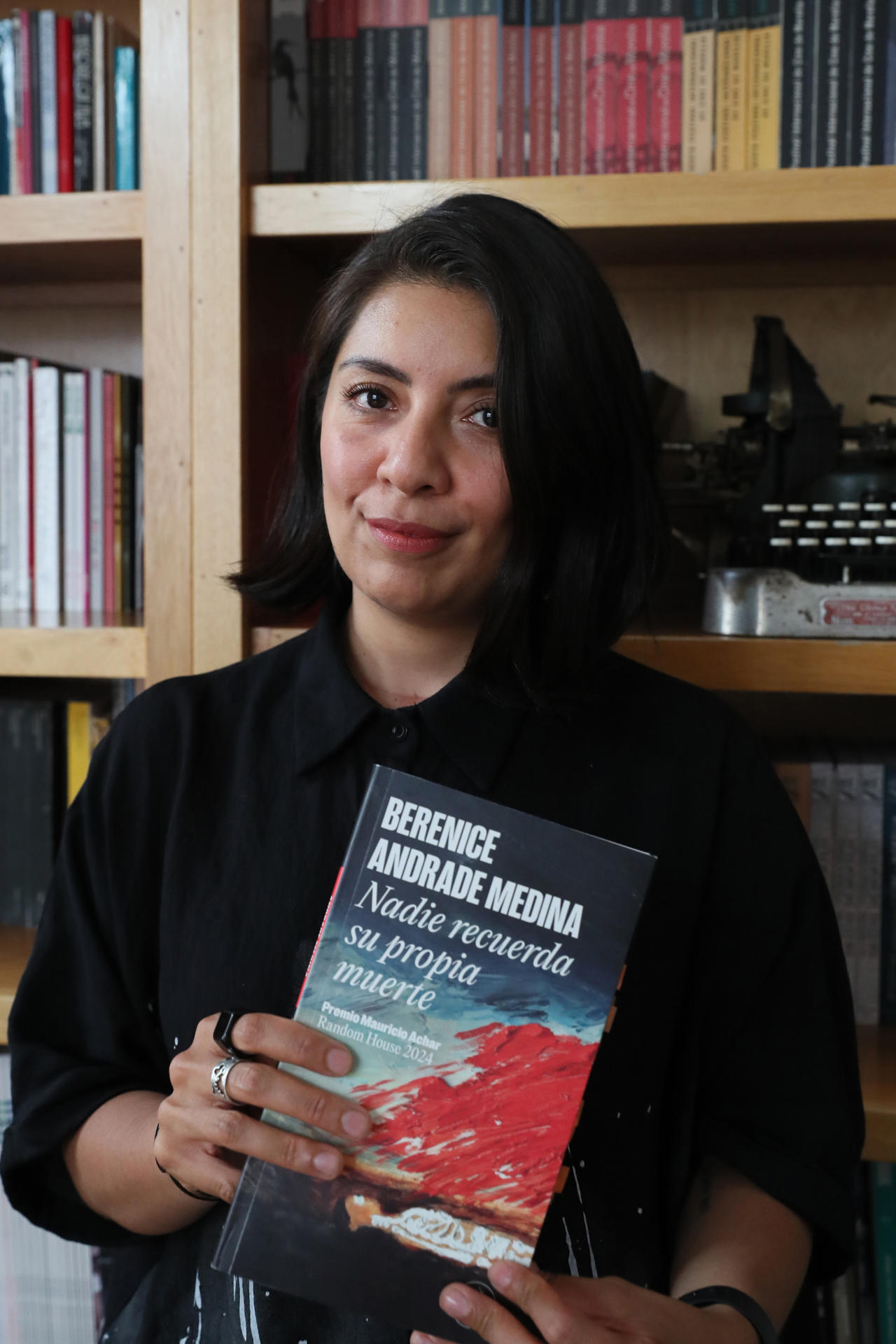 La escritora mexicana Berenice Andrade posa durante una entrevista con EFE este sábado, en Ciudad de México (México). EFE/ Mario Guzmán