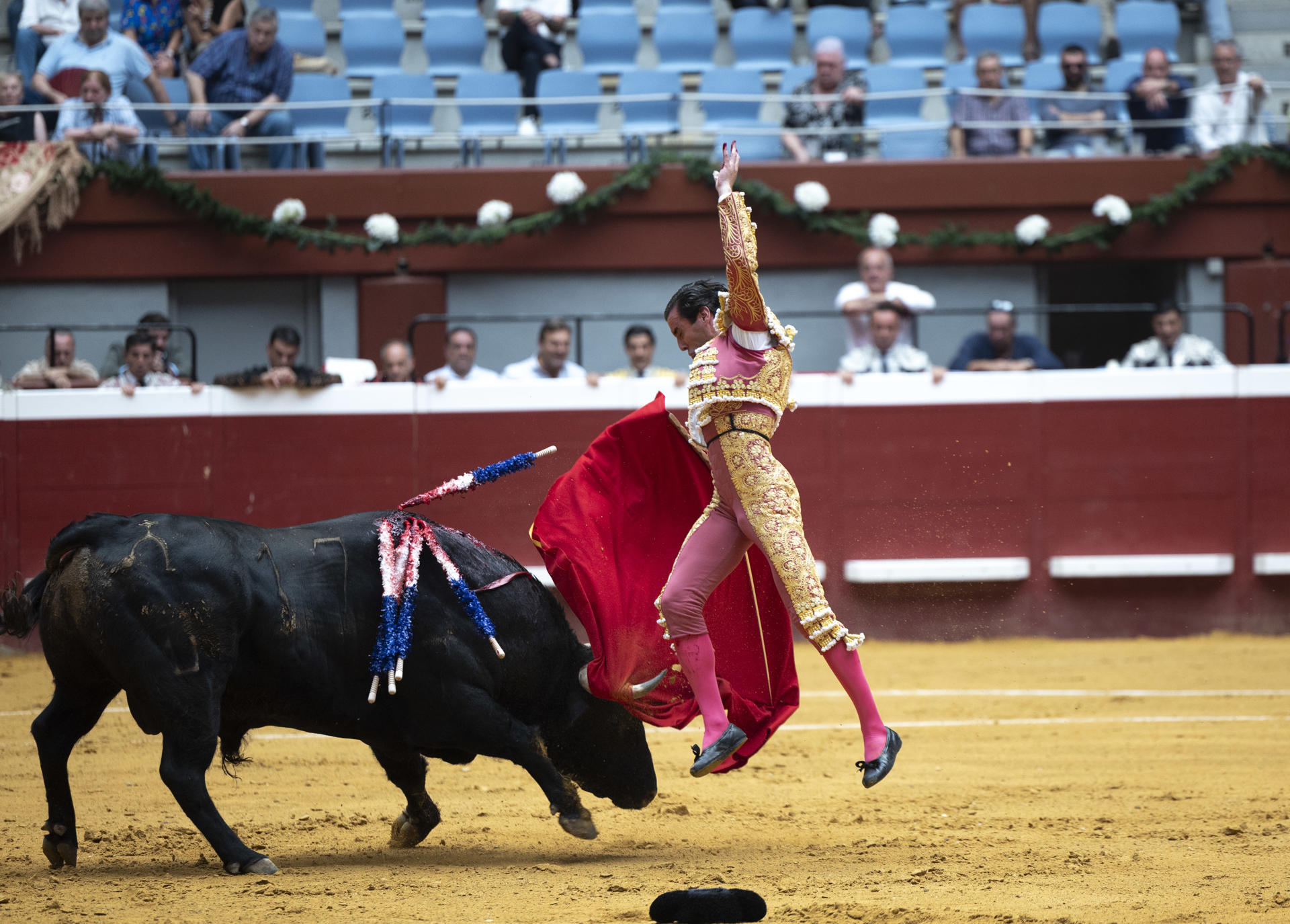 El torero Juan Ortega durante su primer toro este jueves, en la primera corrida de toros de la Semana Grande de San Sebastián con los diestros Borja Jiménez y Pablo Aguado. EFE/Javier Etxezarreta
