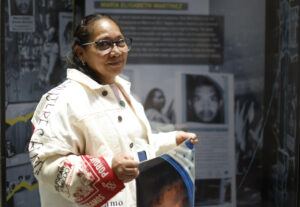Fotografía del 1 de agosto del 2025 donde se observa a Mary Martínez, una madre buscadora hondureña posando durante una entrevista con EFE, en la Ciudad de México (México). EFE/ Sáshenka Gutiérrez