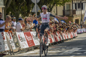El mexicano Isaac del Toro, de l equipo UAE Emirates, entra vencedor en la meta del 80 Circuito de Getxo-Memorial Hermanos Otxoa, carrera de un día de 172,2 km con perfil quebrado y final en cuesta, este domingo en Getxo (Bizkaia).-EFE/ Javier Zorrilla